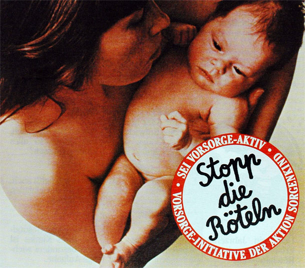 Eine junge Frau hält ein nacktes, neugeborenes Baby in ihren Armen. Im rechten Teil des Bildes steht Stopp die Röteln.