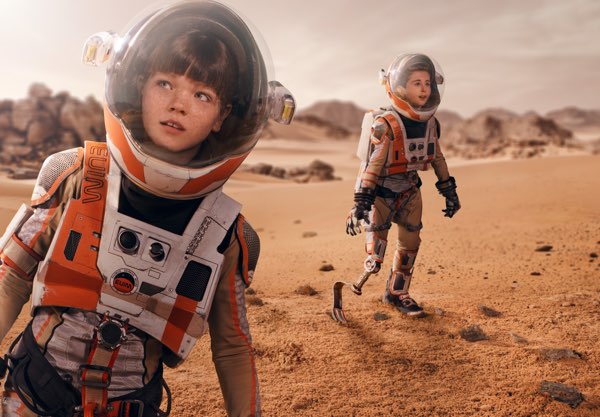 Zwei Jungenin Astronautenanzügen auf dem Mars. Ein Junge hat eine Beinprothese.