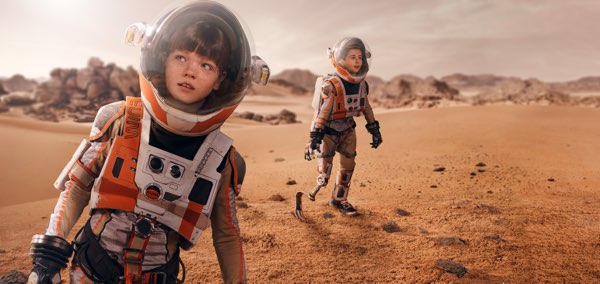 Zwei Jungenin Astronautenanzügen auf dem Mars. Ein Junge hat eine Beinprothese.